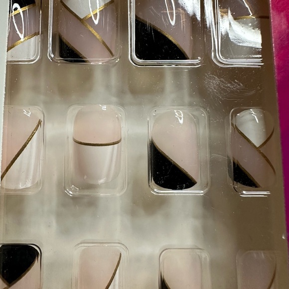 🩷5/$10 Sassy+Chic Fashion Nails - Picture 3 of 5